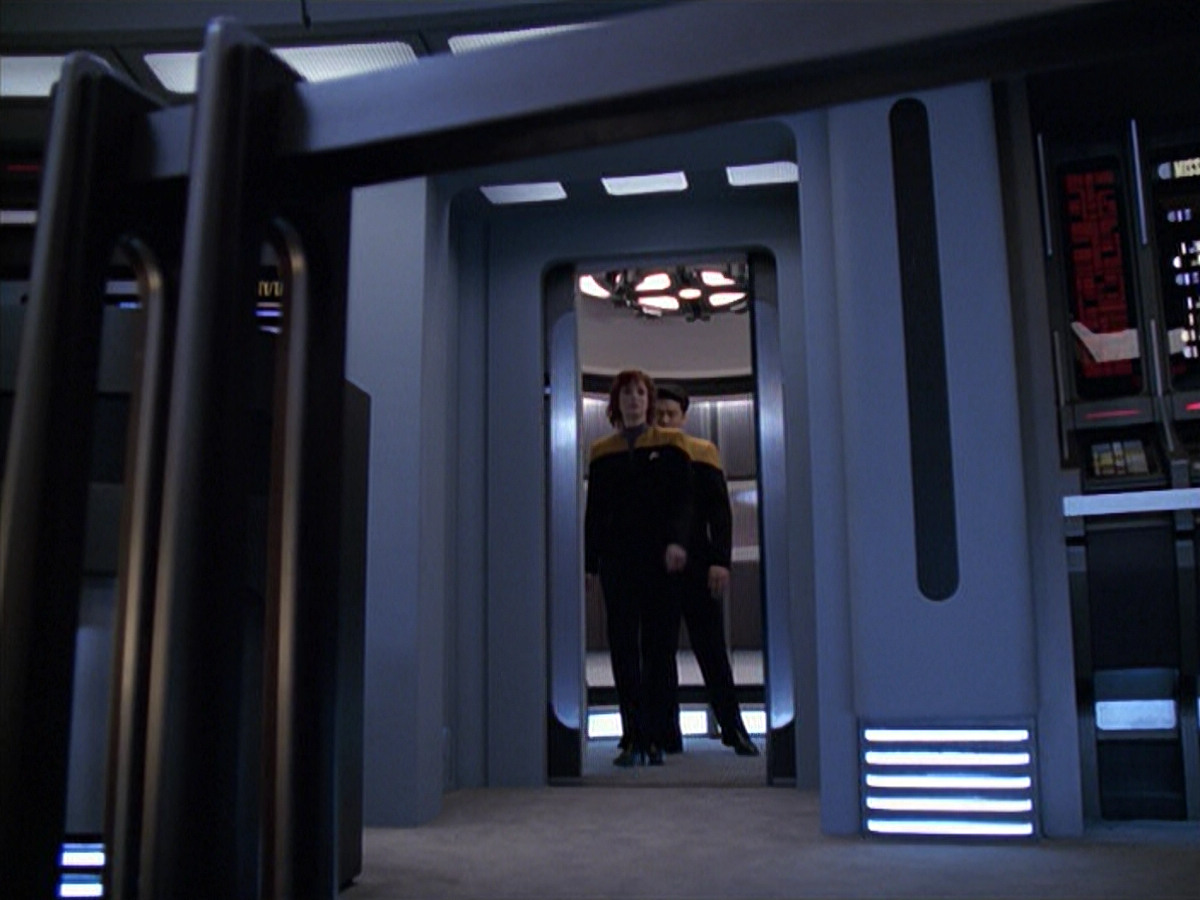 extant_StarTrek_VOY_6x18-AshesToAshes_03340.jpg