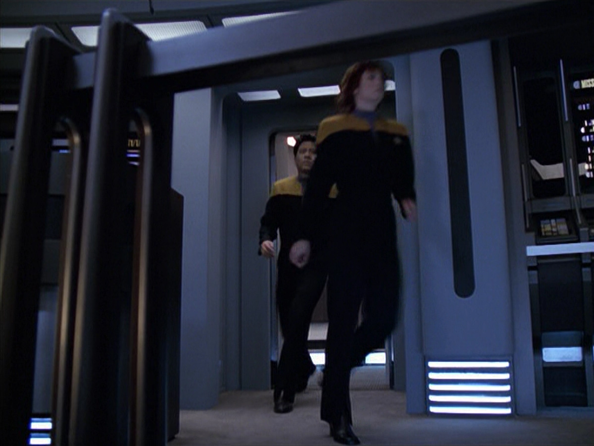 extant_StarTrek_VOY_6x18-AshesToAshes_03342.jpg