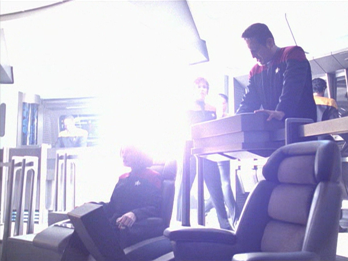 extant_StarTrek_VOY_6x18-AshesToAshes_03343.jpg