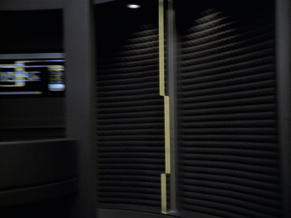 extant_StarTrek_VOY_6x18-AshesToAshes_03452.jpg
