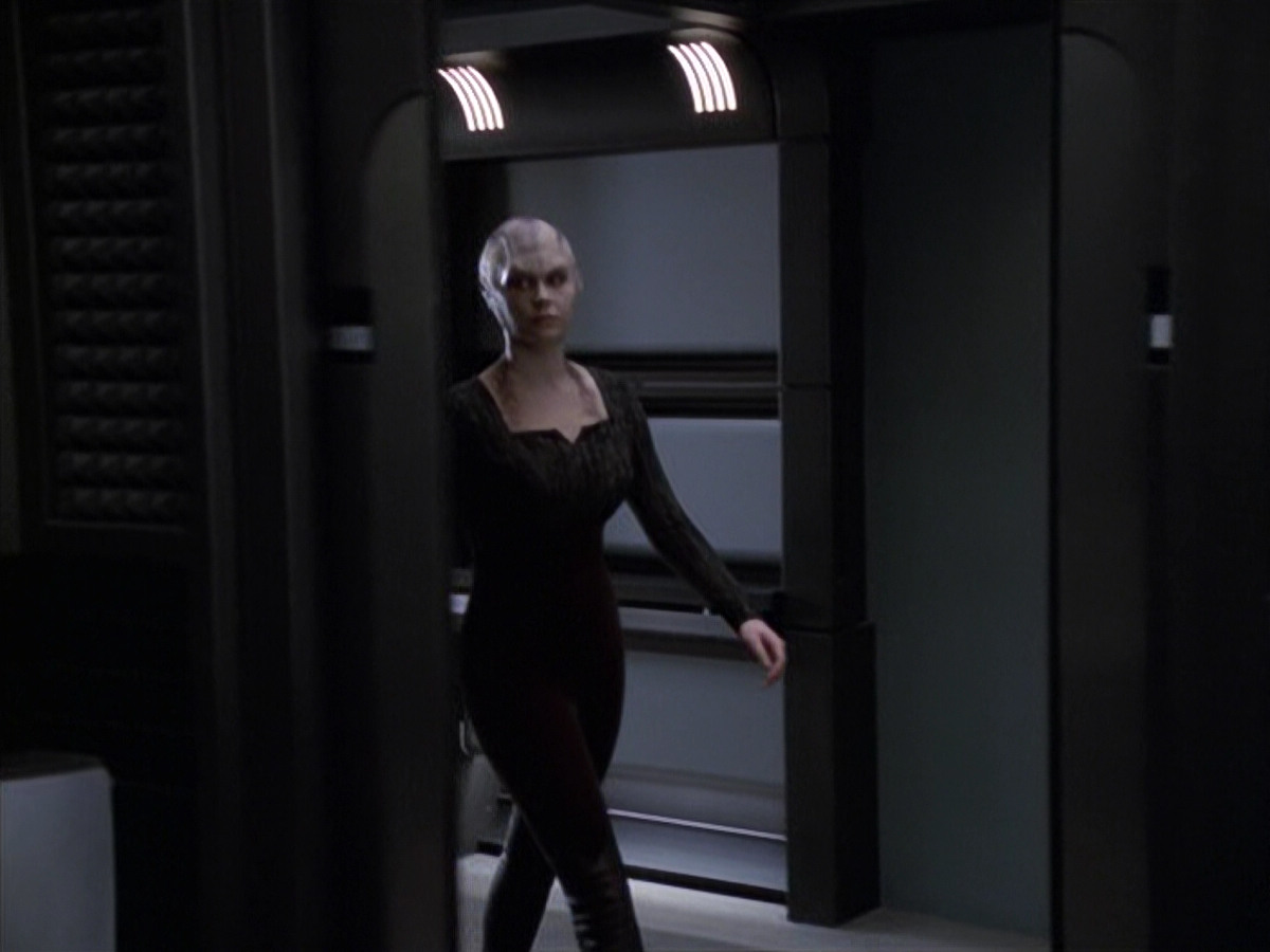 extant_StarTrek_VOY_6x18-AshesToAshes_03455.jpg