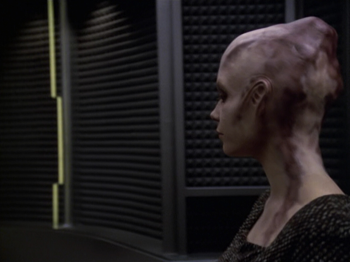 extant_StarTrek_VOY_6x18-AshesToAshes_03461.jpg