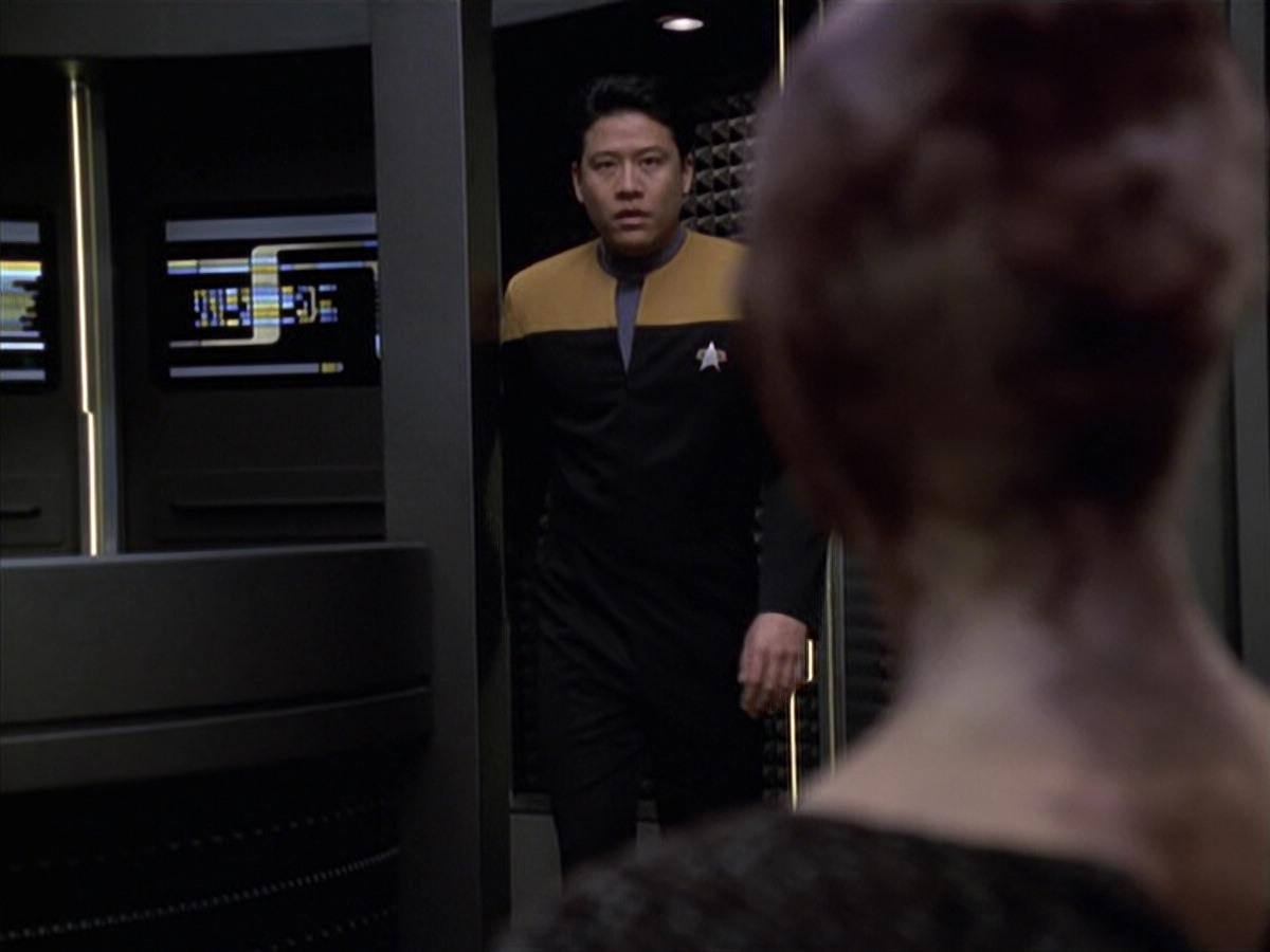 extant_StarTrek_VOY_6x18-AshesToAshes_03464.jpg