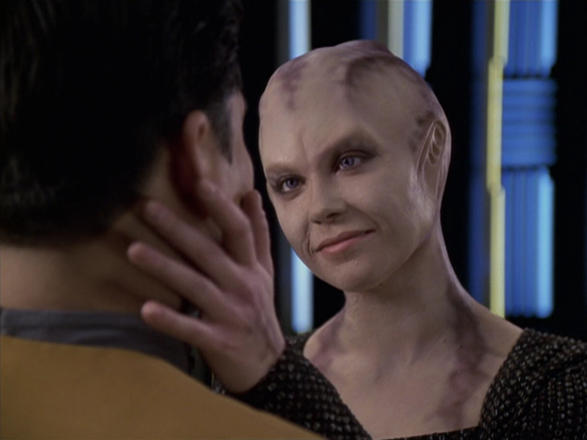 extant_StarTrek_VOY_6x18-AshesToAshes_03514.jpg