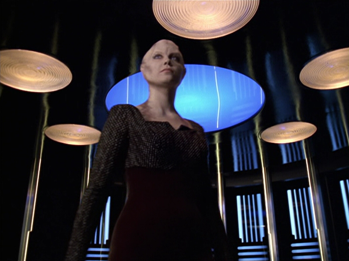 extant_StarTrek_VOY_6x18-AshesToAshes_03528.jpg