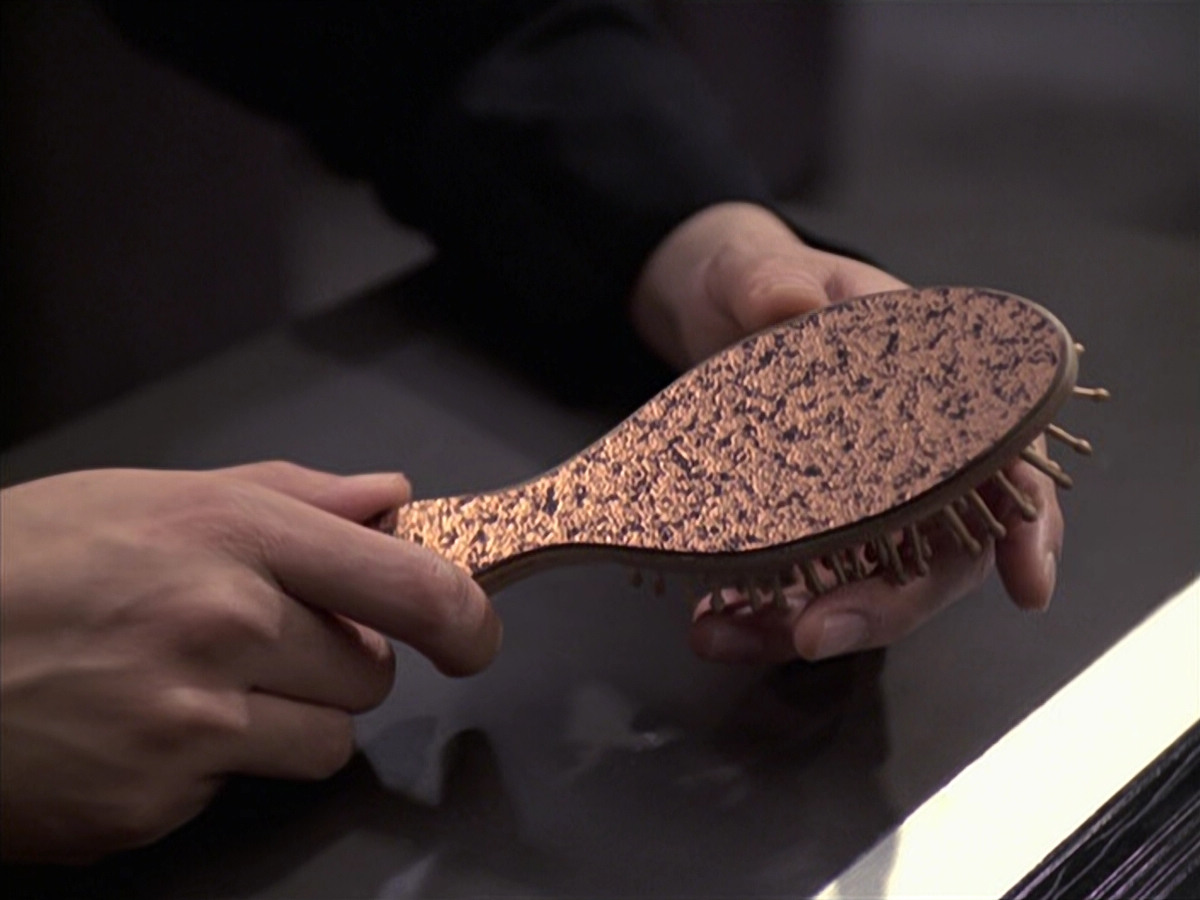 extant_StarTrek_VOY_6x18-AshesToAshes_03565.jpg