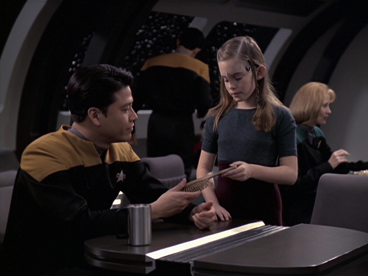 extant_StarTrek_VOY_6x18-AshesToAshes_03580.jpg