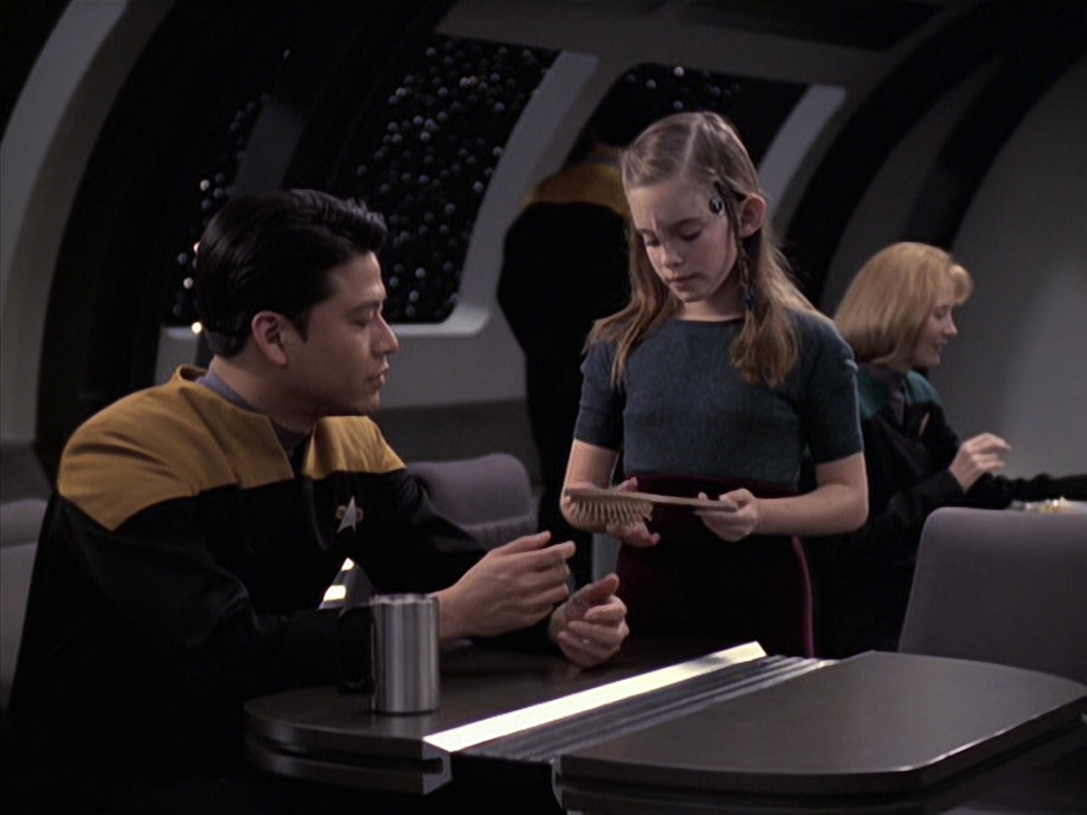 extant_StarTrek_VOY_6x18-AshesToAshes_03581.jpg