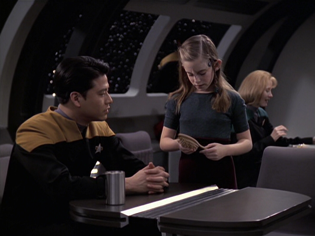 extant_StarTrek_VOY_6x18-AshesToAshes_03582.jpg