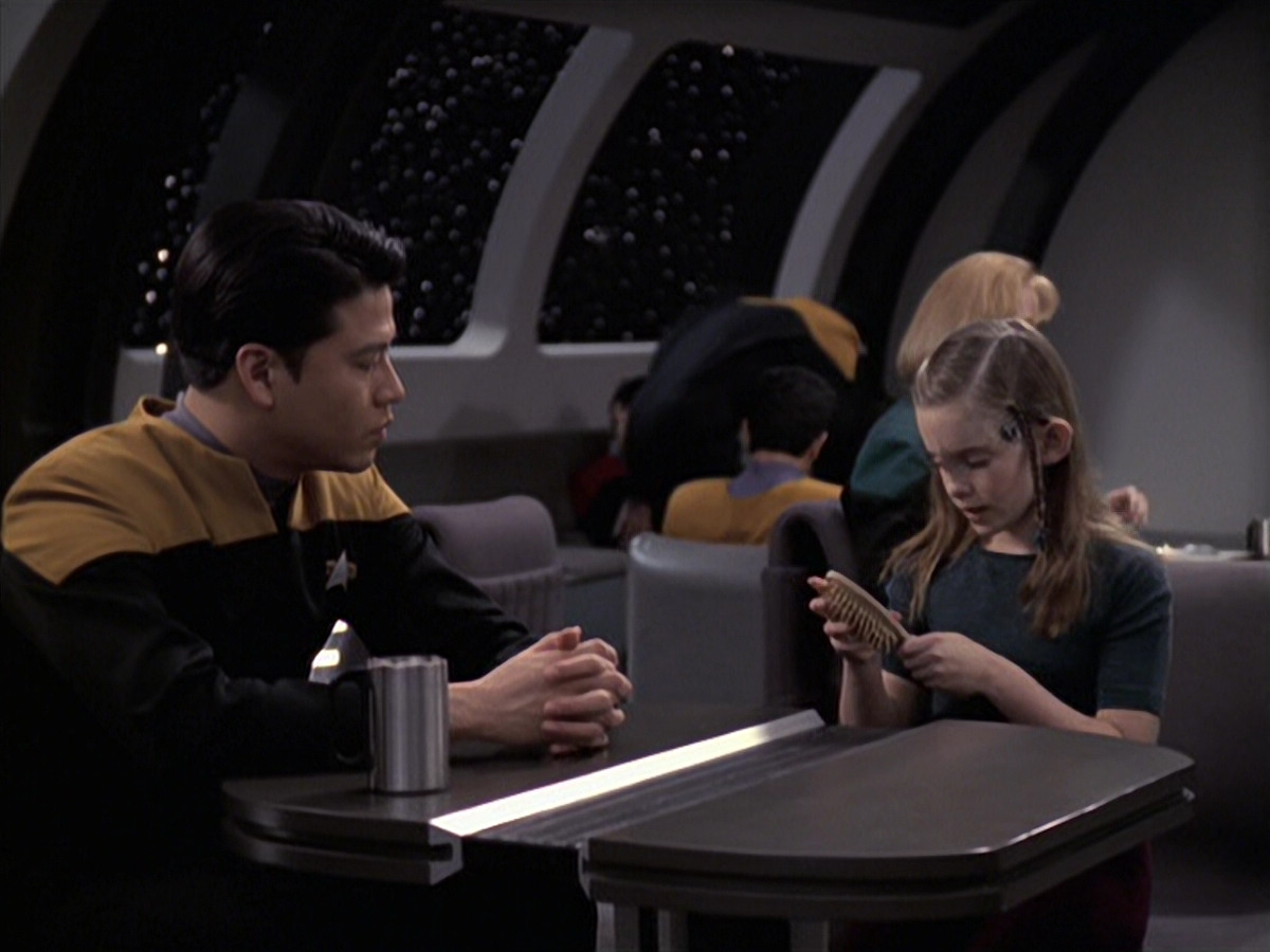 extant_StarTrek_VOY_6x18-AshesToAshes_03584.jpg