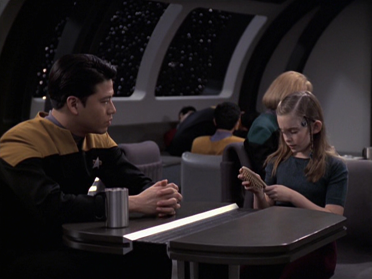 extant_StarTrek_VOY_6x18-AshesToAshes_03585.jpg