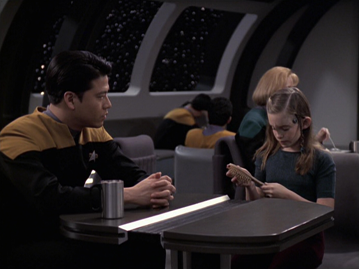extant_StarTrek_VOY_6x18-AshesToAshes_03586.jpg