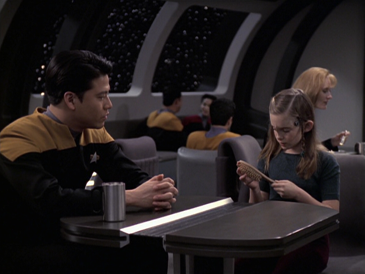 extant_StarTrek_VOY_6x18-AshesToAshes_03588.jpg