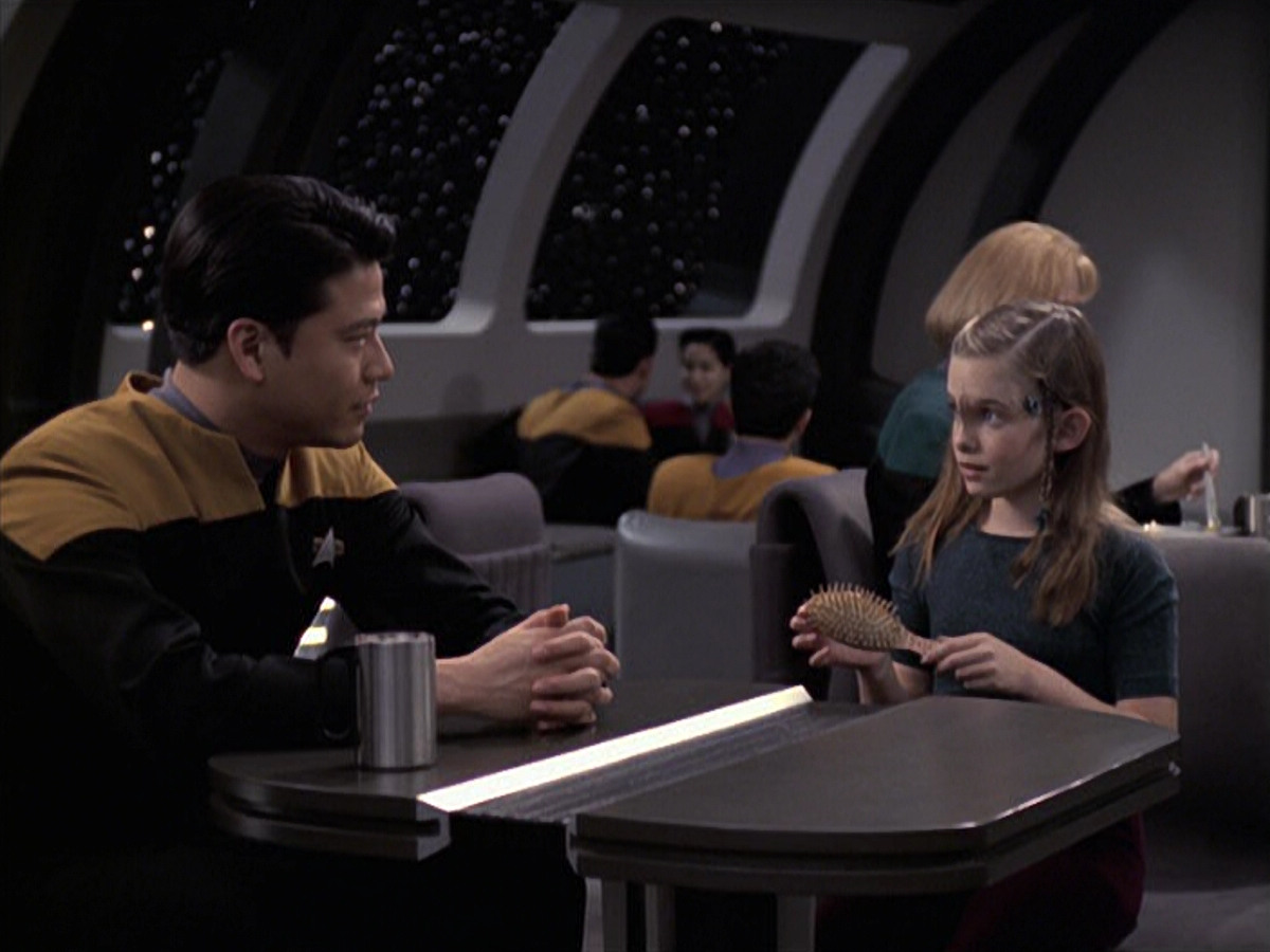 extant_StarTrek_VOY_6x18-AshesToAshes_03591.jpg