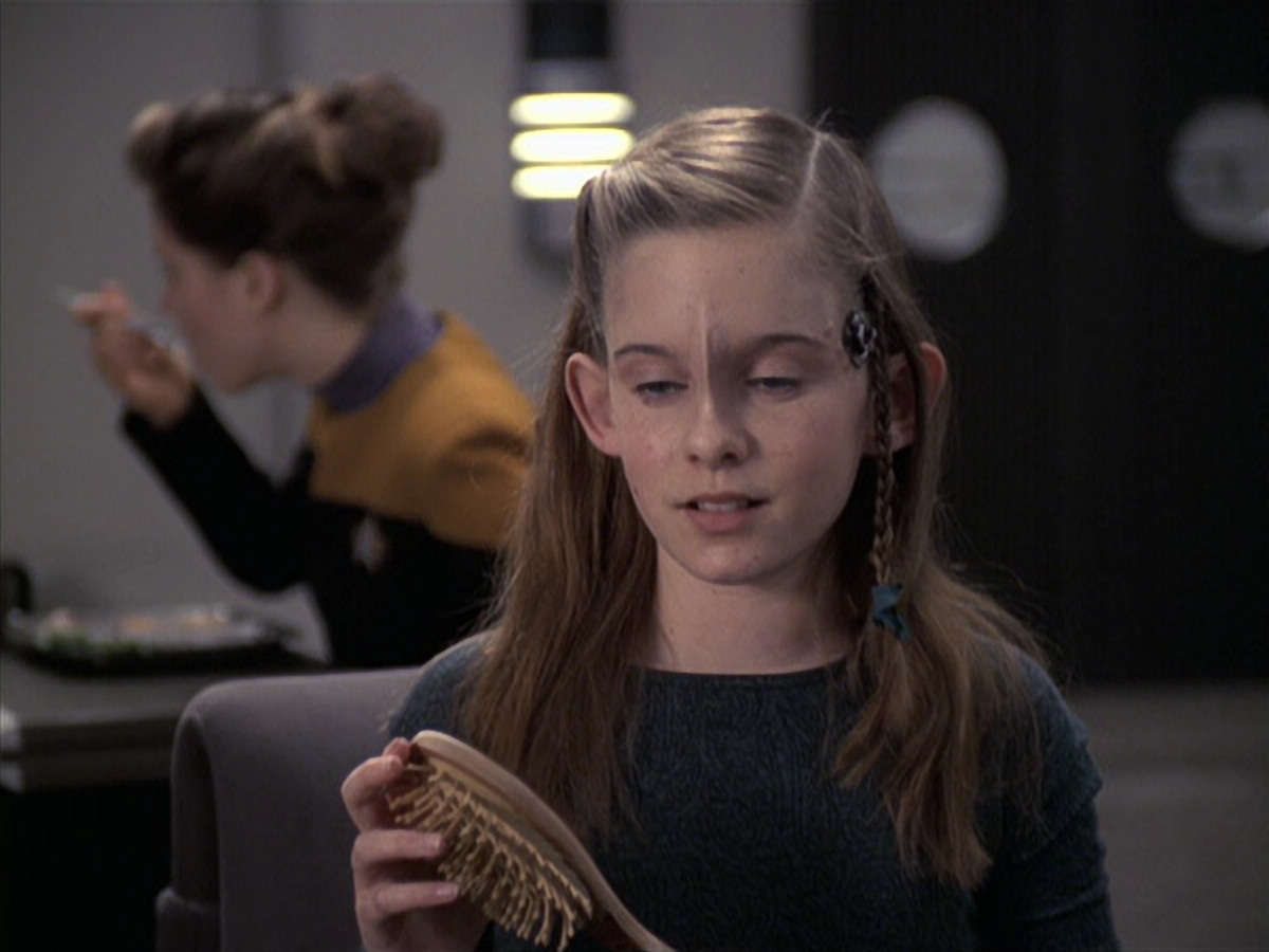 extant_StarTrek_VOY_6x18-AshesToAshes_03603.jpg