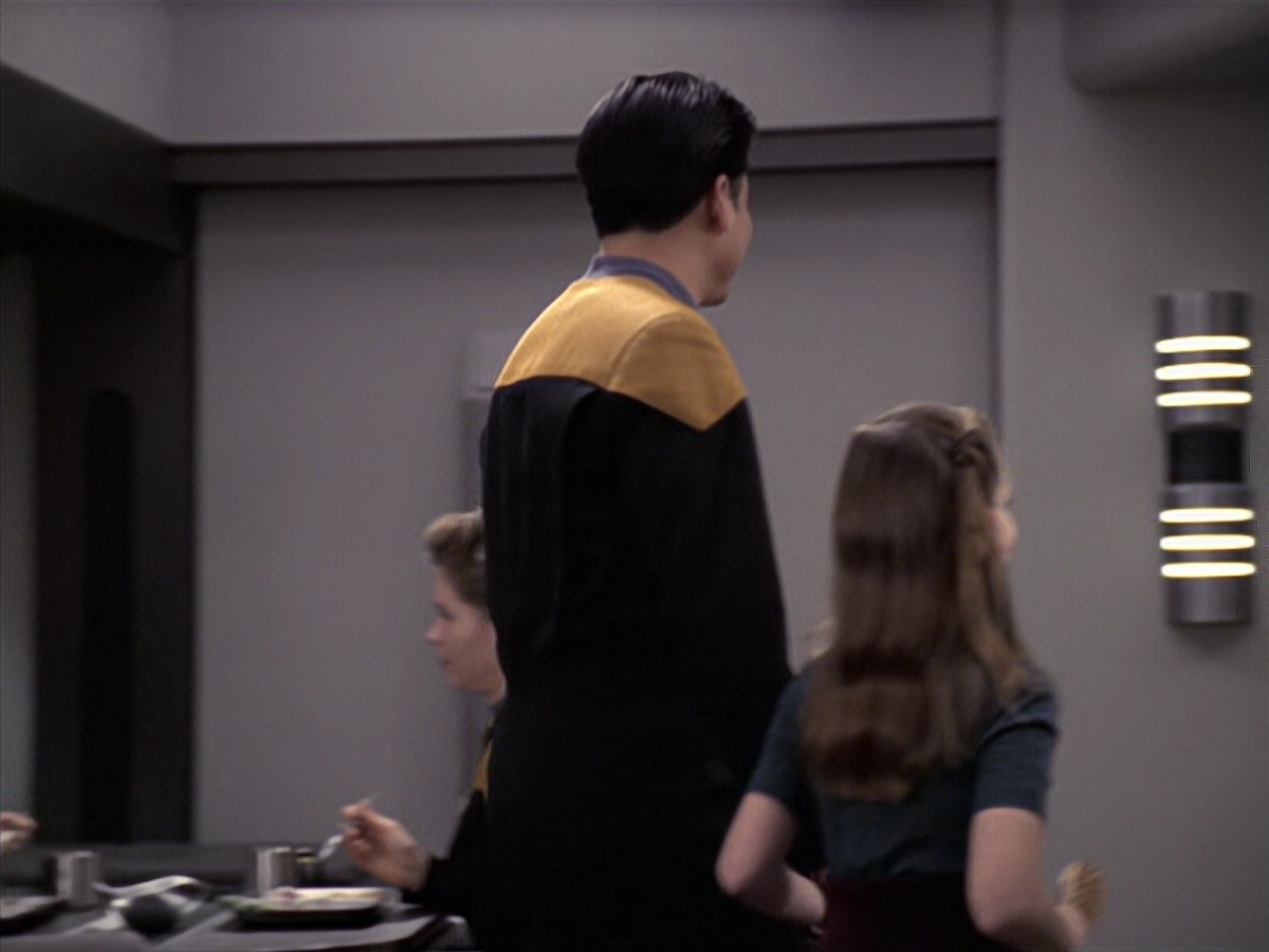extant_StarTrek_VOY_6x18-AshesToAshes_03634.jpg