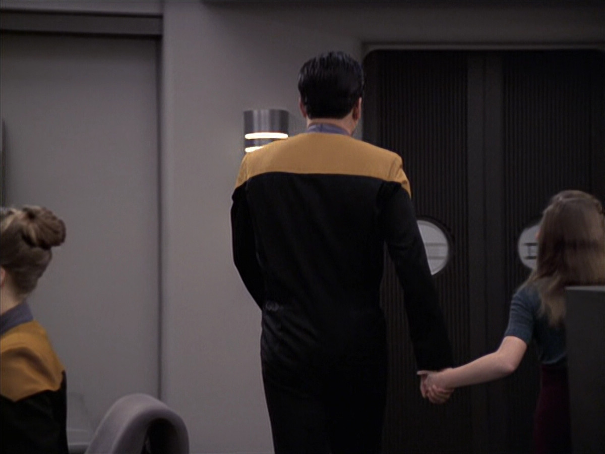 extant_StarTrek_VOY_6x18-AshesToAshes_03636.jpg