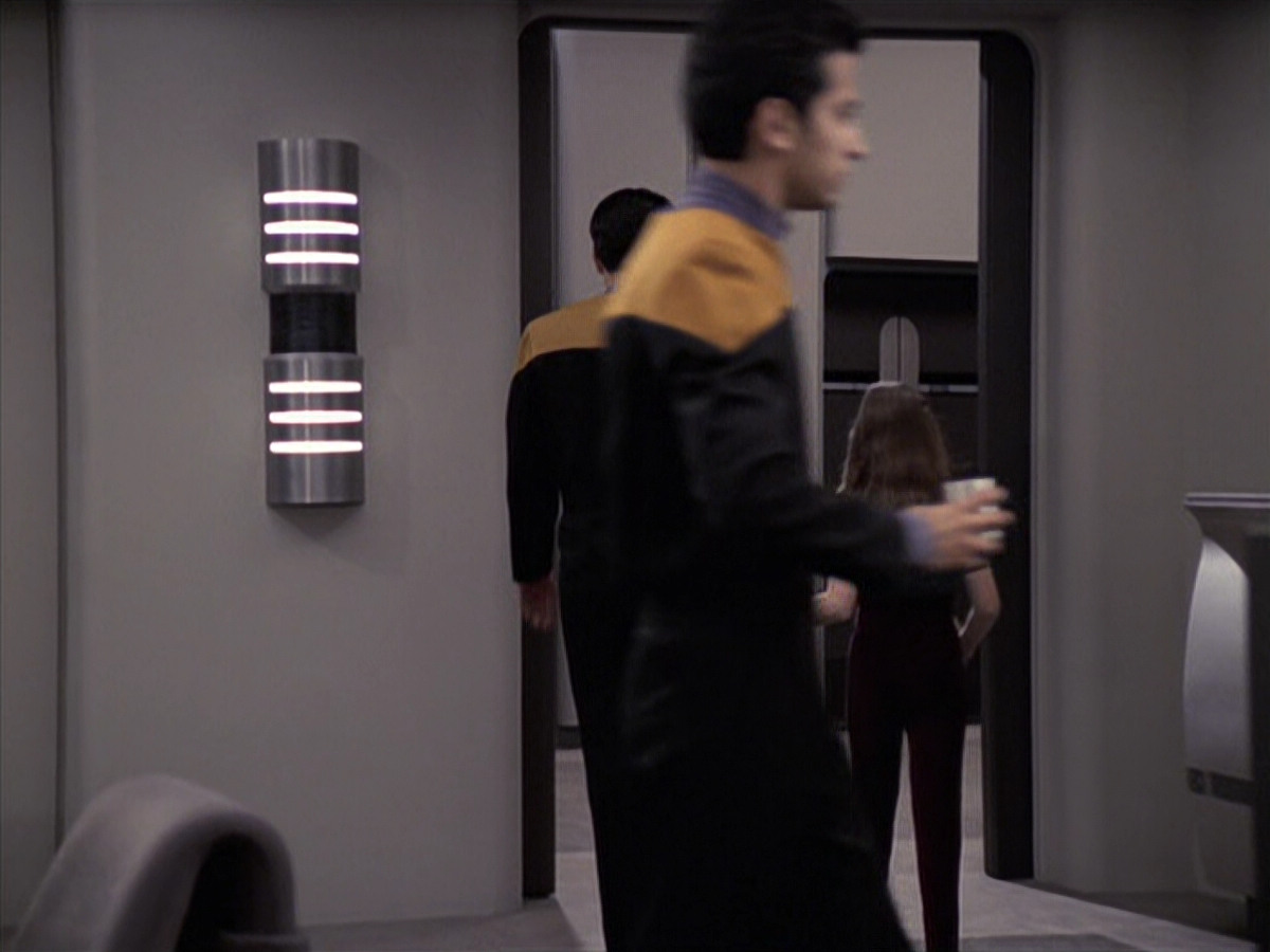 extant_StarTrek_VOY_6x18-AshesToAshes_03639.jpg