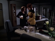 extant_StarTrek_VOY_6x18-AshesToAshes_02072.jpg