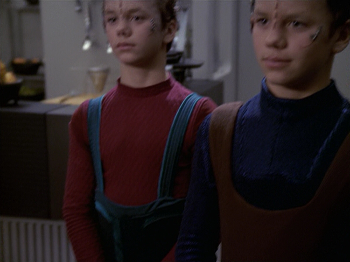 extant_StarTrek_VOY_6x19-ChildsPlay_00007.jpg