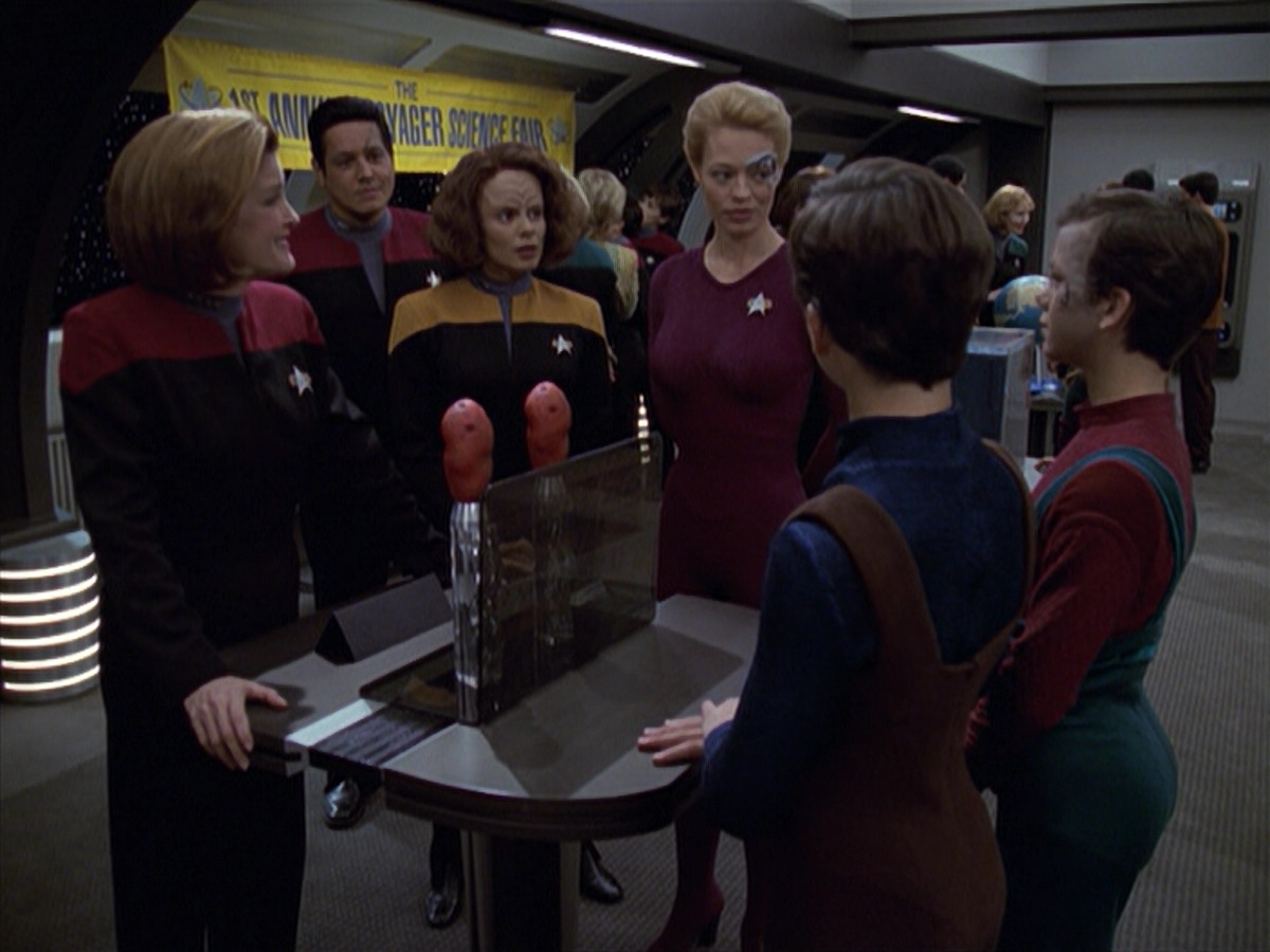 extant_StarTrek_VOY_6x19-ChildsPlay_00012.jpg