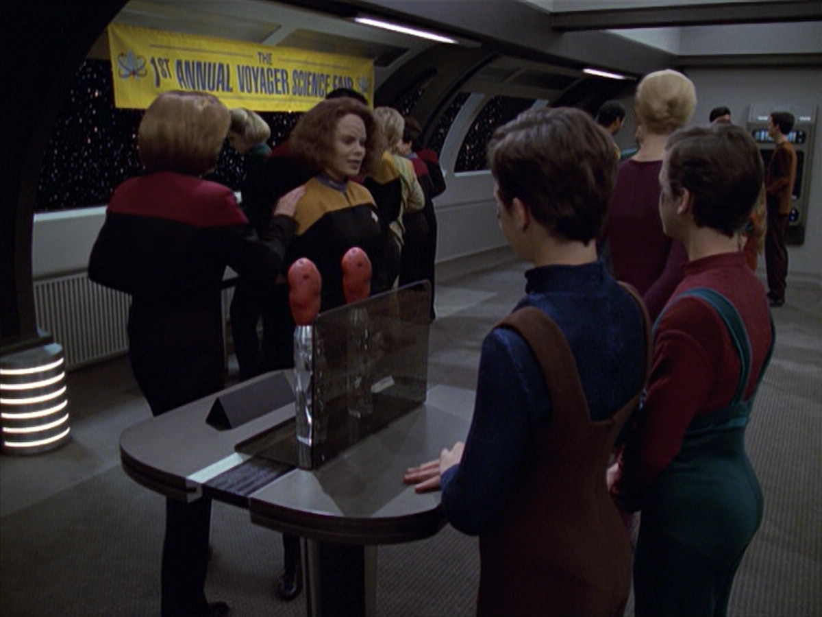 extant_StarTrek_VOY_6x19-ChildsPlay_00018.jpg