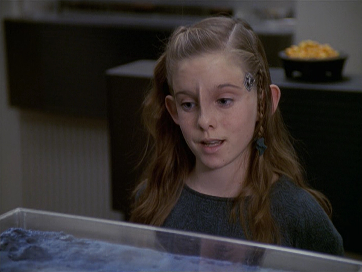 extant_StarTrek_VOY_6x19-ChildsPlay_00037.jpg