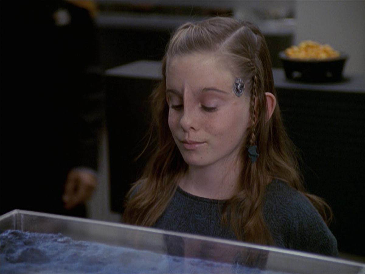 extant_StarTrek_VOY_6x19-ChildsPlay_00063.jpg