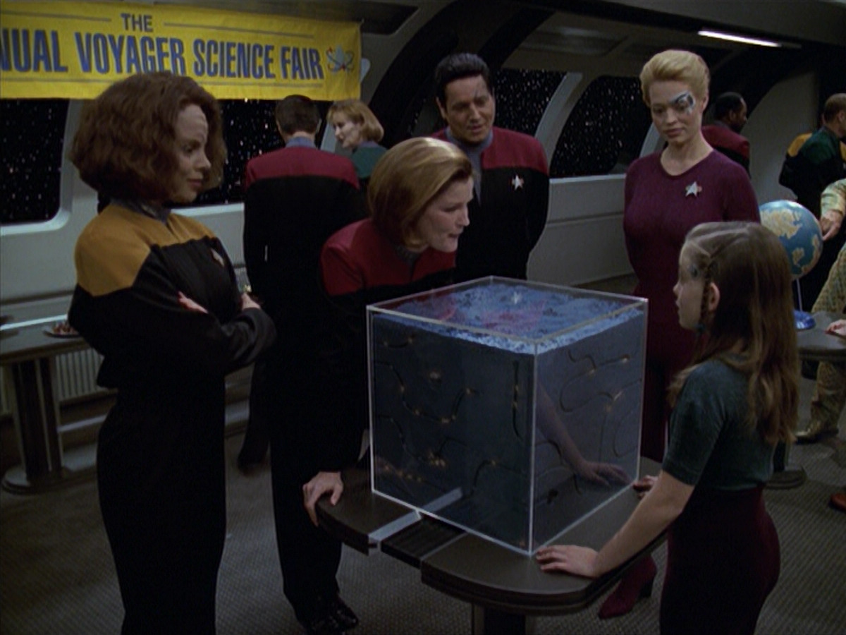 extant_StarTrek_VOY_6x19-ChildsPlay_00066.jpg