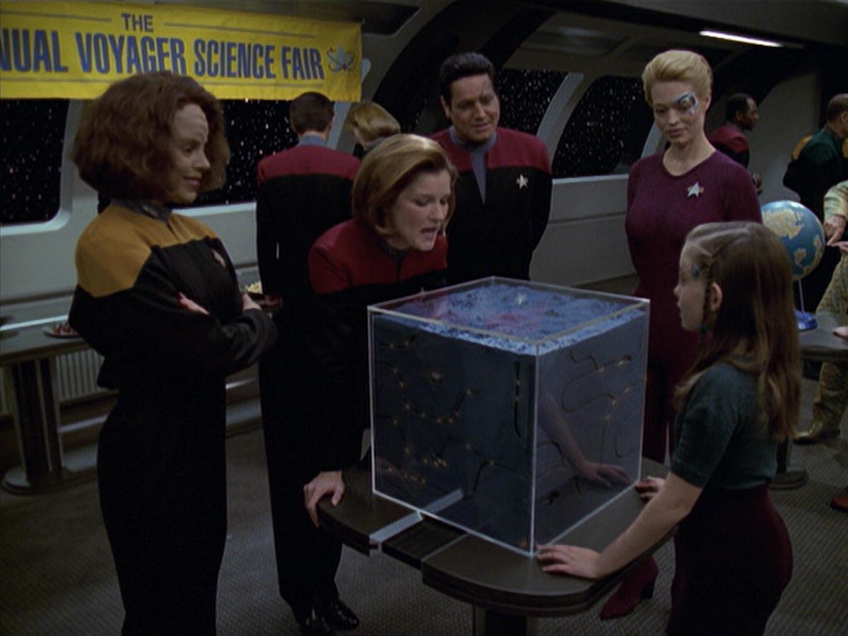 extant_StarTrek_VOY_6x19-ChildsPlay_00067.jpg