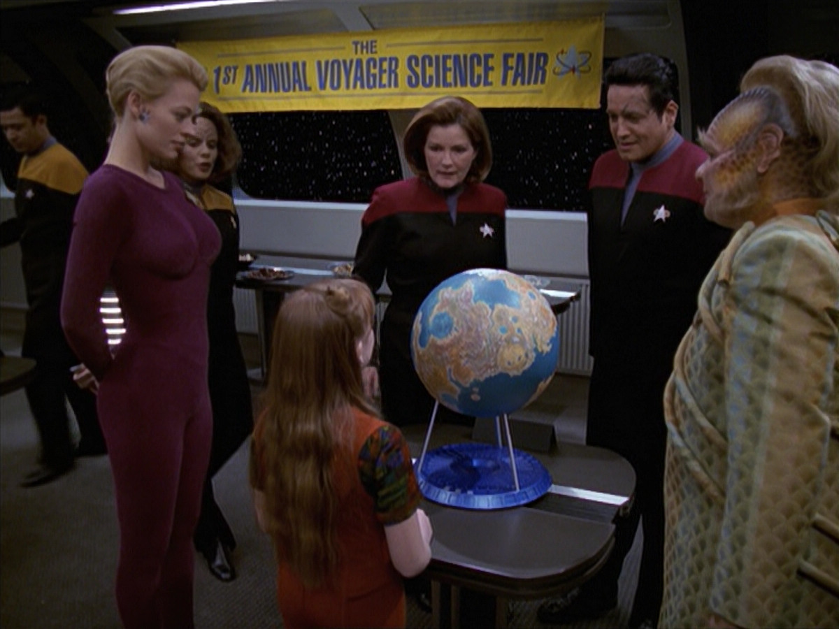 extant_StarTrek_VOY_6x19-ChildsPlay_00077.jpg