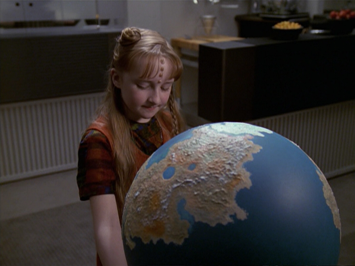 extant_StarTrek_VOY_6x19-ChildsPlay_00082.jpg