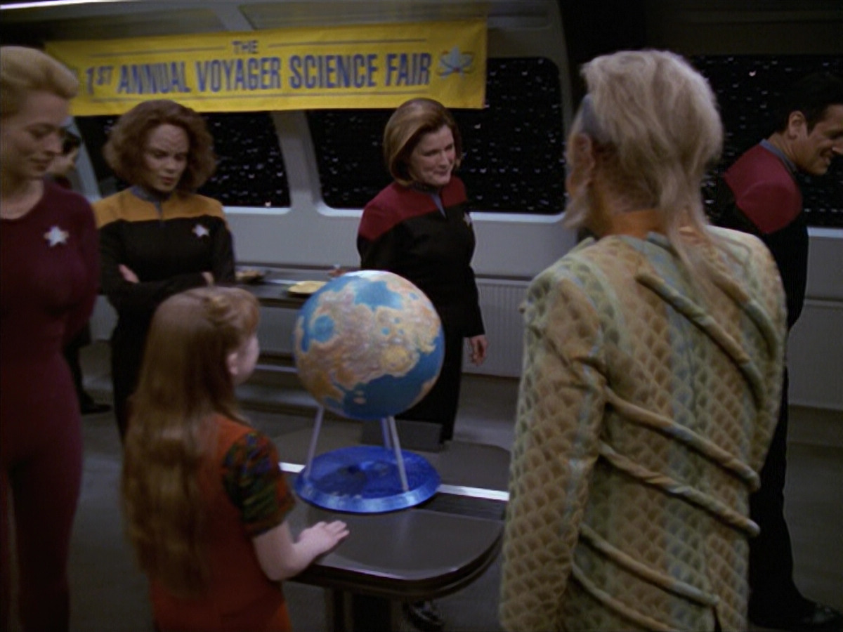 extant_StarTrek_VOY_6x19-ChildsPlay_00102.jpg
