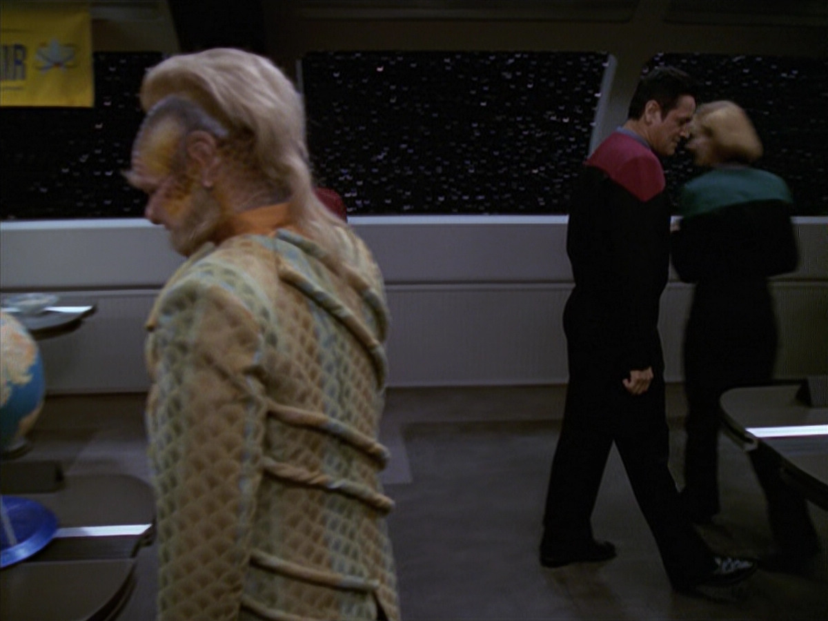 extant_StarTrek_VOY_6x19-ChildsPlay_00104.jpg