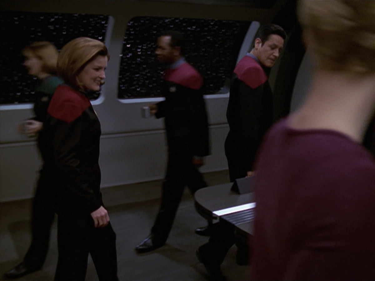extant_StarTrek_VOY_6x19-ChildsPlay_00106.jpg
