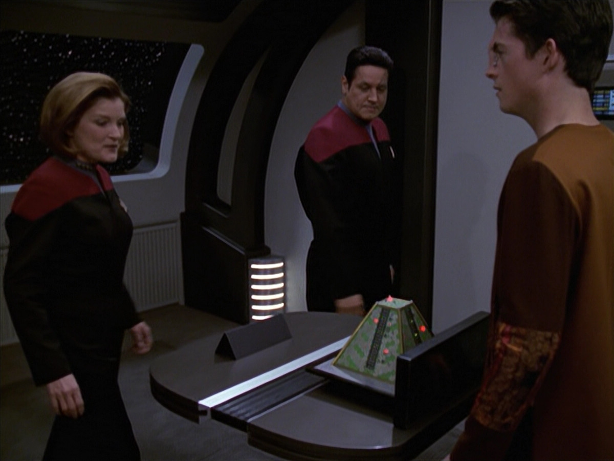 extant_StarTrek_VOY_6x19-ChildsPlay_00108.jpg
