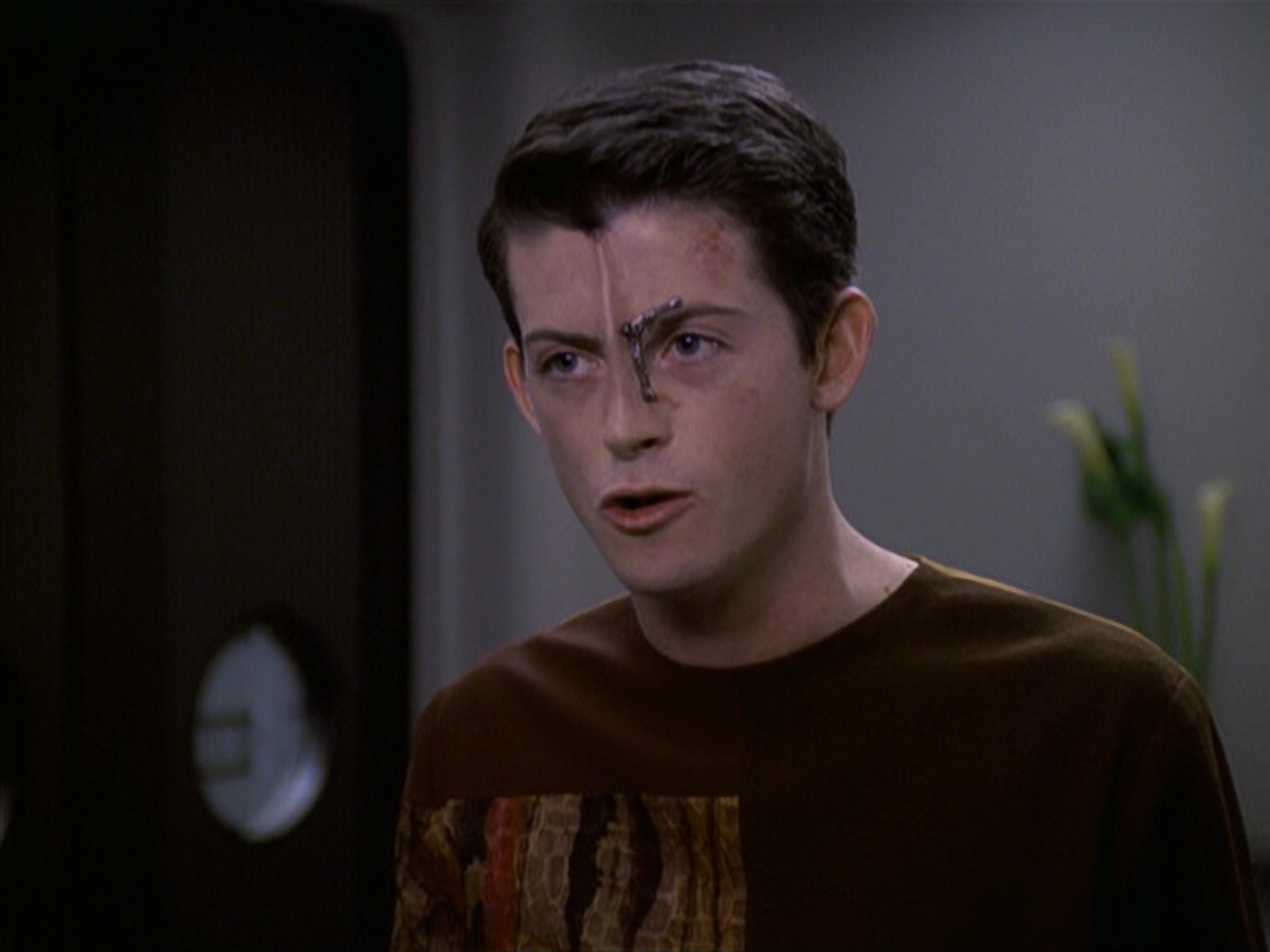 extant_StarTrek_VOY_6x19-ChildsPlay_00125.jpg