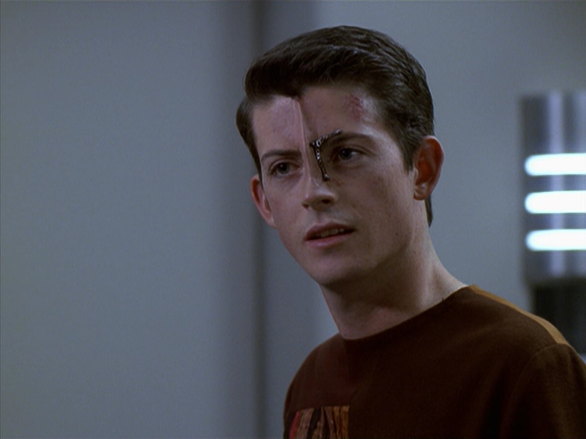 extant_StarTrek_VOY_6x19-ChildsPlay_00142.jpg