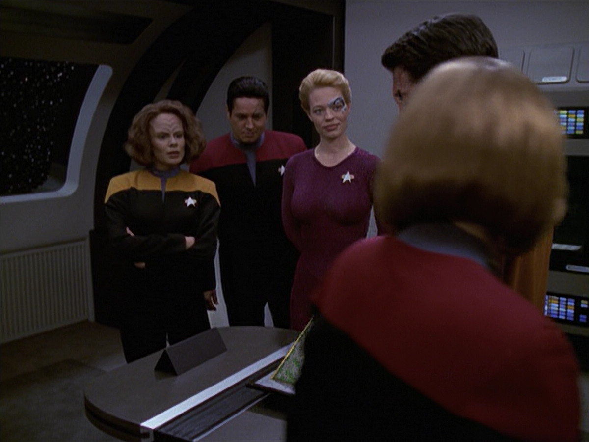 extant_StarTrek_VOY_6x19-ChildsPlay_00152.jpg
