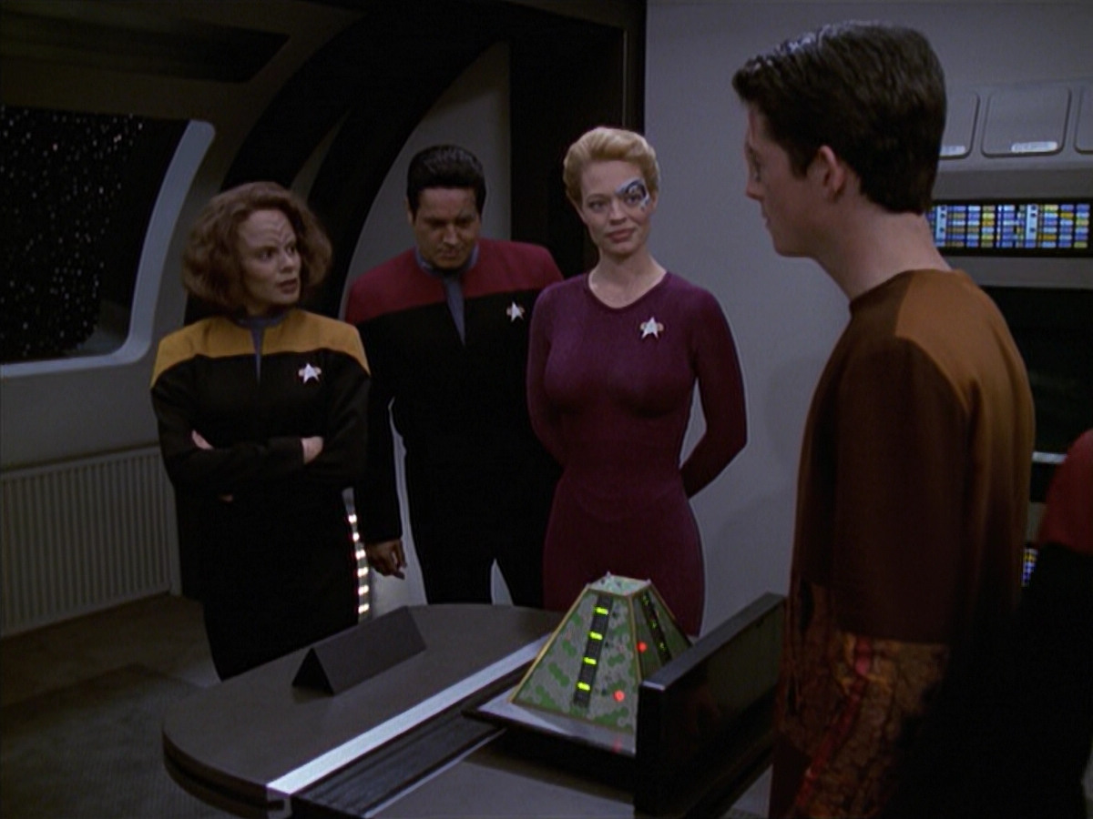 extant_StarTrek_VOY_6x19-ChildsPlay_00153.jpg