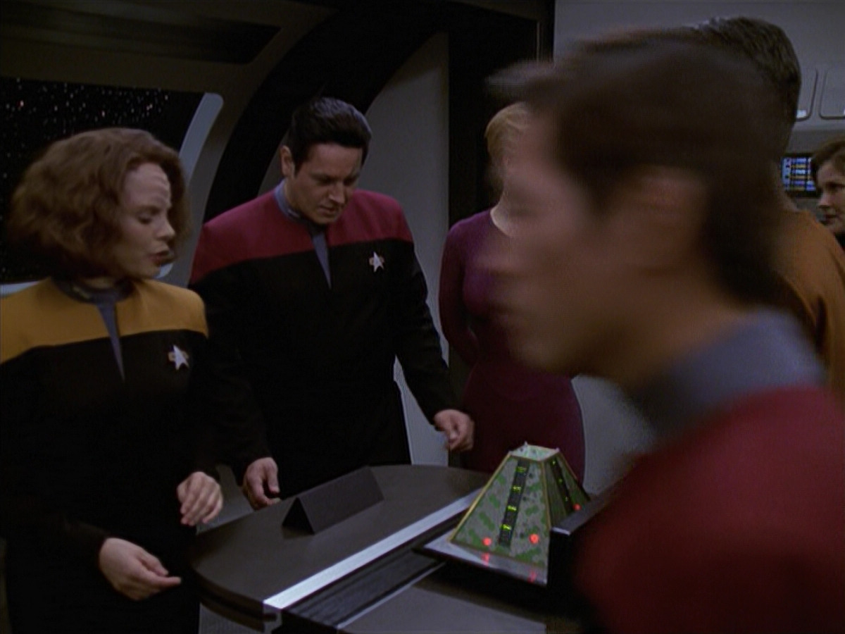 extant_StarTrek_VOY_6x19-ChildsPlay_00156.jpg