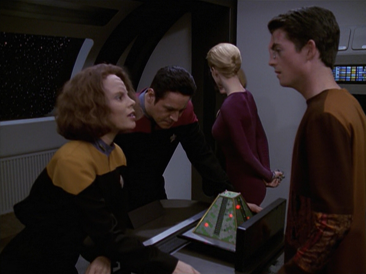 extant_StarTrek_VOY_6x19-ChildsPlay_00158.jpg