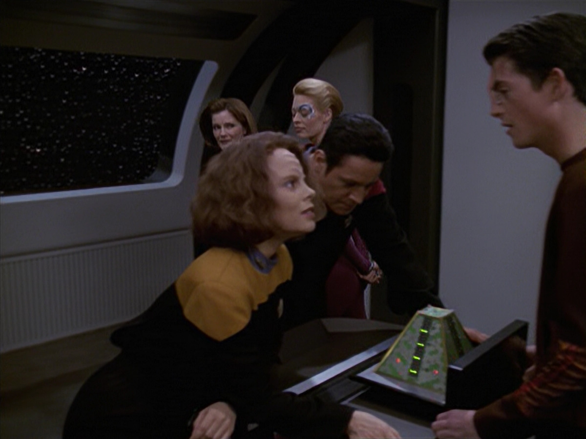 extant_StarTrek_VOY_6x19-ChildsPlay_00160.jpg