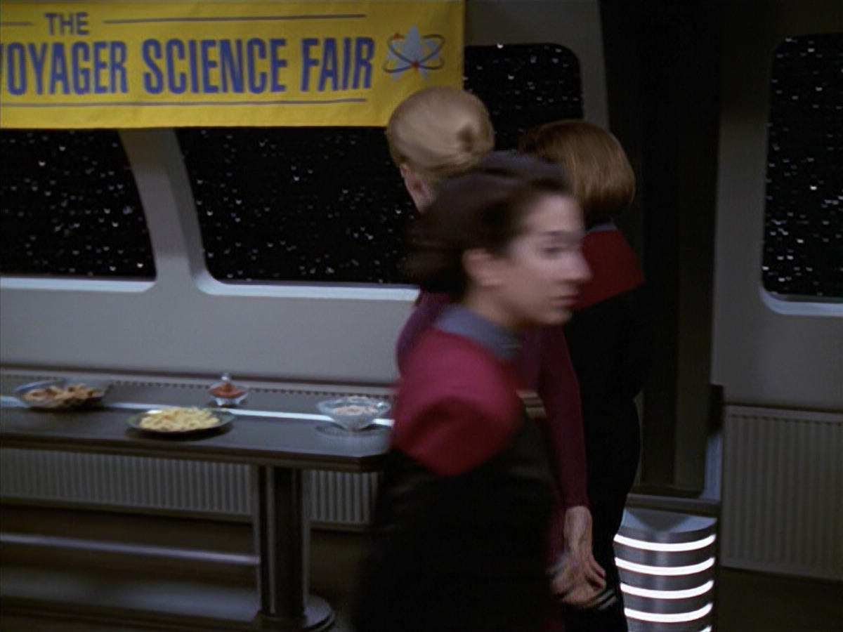 extant_StarTrek_VOY_6x19-ChildsPlay_00167.jpg