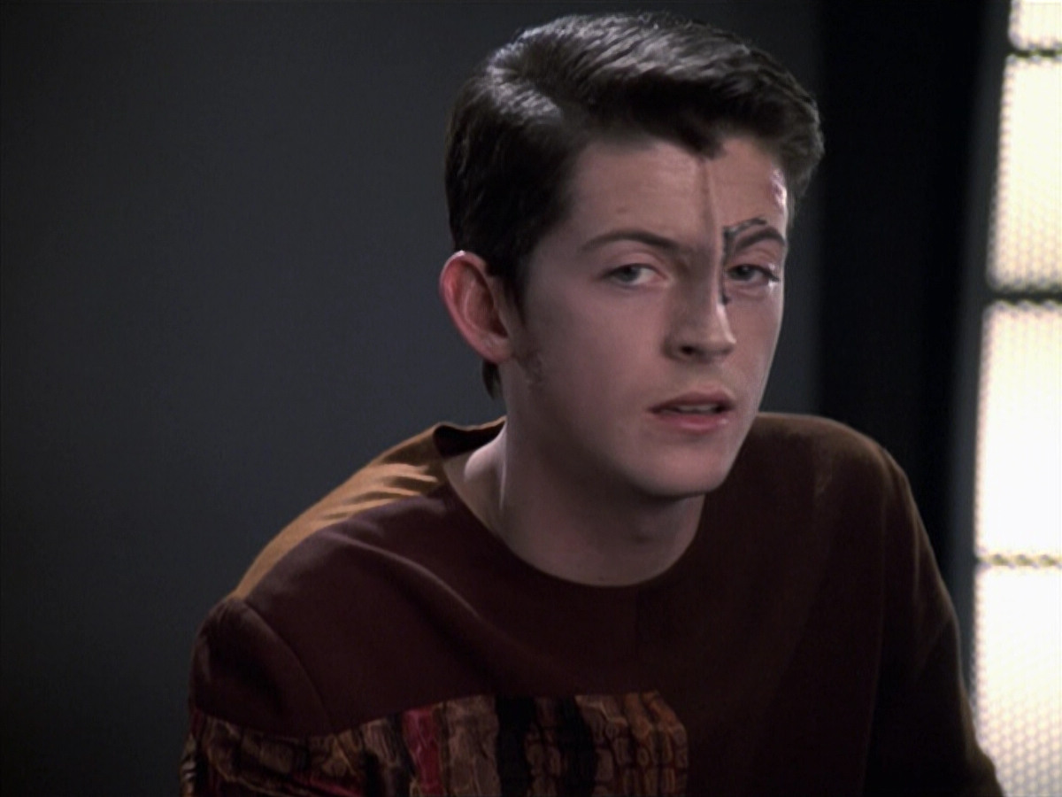 extant_StarTrek_VOY_6x19-ChildsPlay_00427.jpg