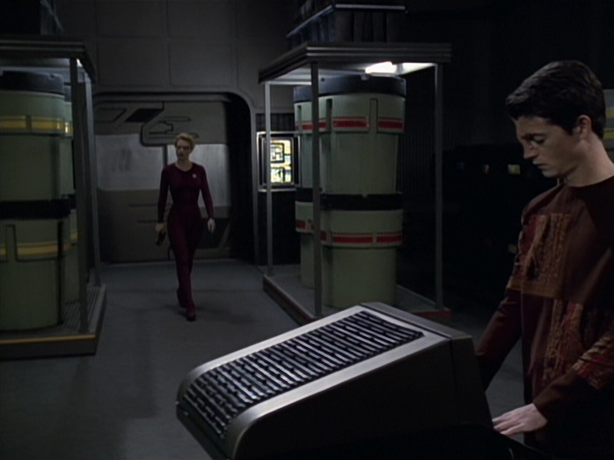 extant_StarTrek_VOY_6x19-ChildsPlay_00619.jpg