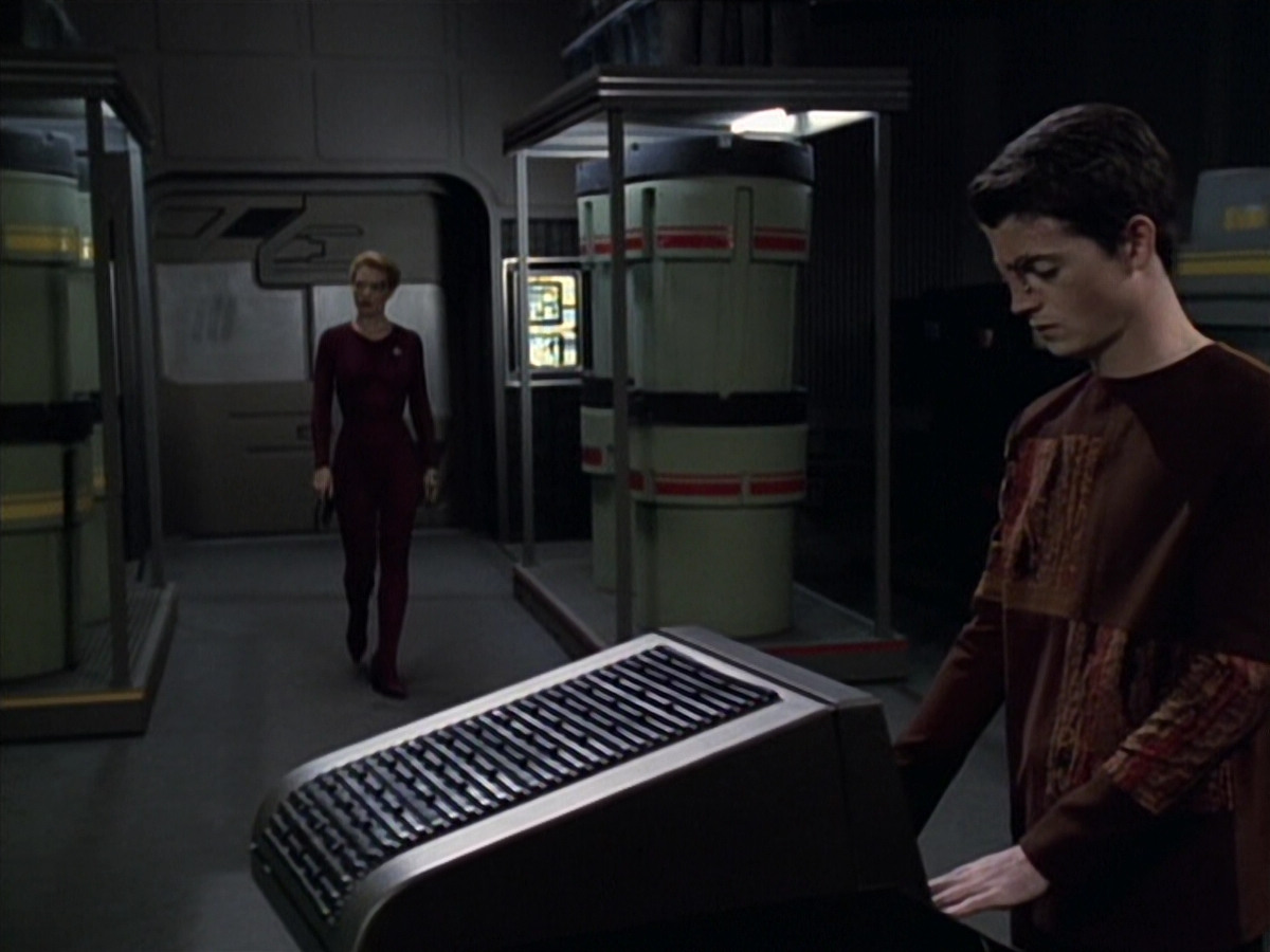 extant_StarTrek_VOY_6x19-ChildsPlay_00620.jpg