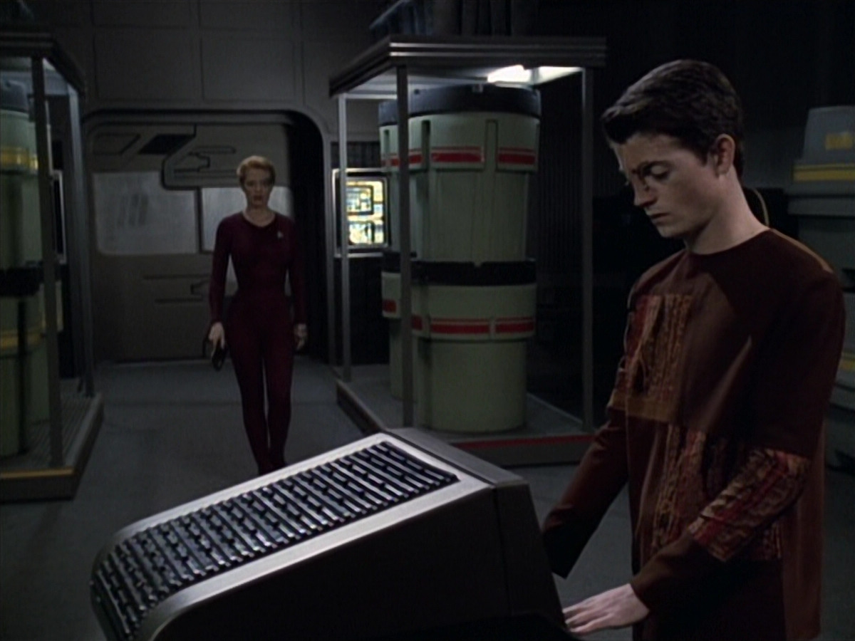 extant_StarTrek_VOY_6x19-ChildsPlay_00621.jpg