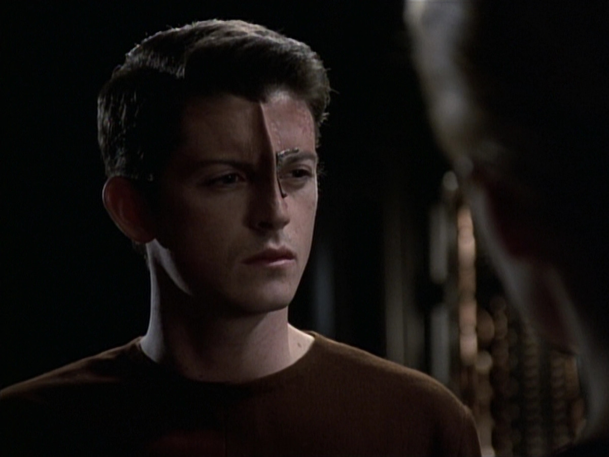 extant_StarTrek_VOY_6x19-ChildsPlay_00658.jpg