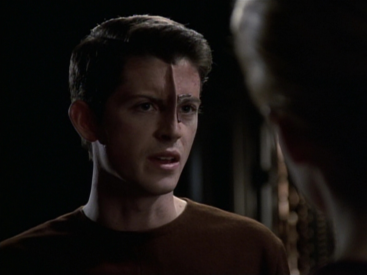 extant_StarTrek_VOY_6x19-ChildsPlay_00685.jpg